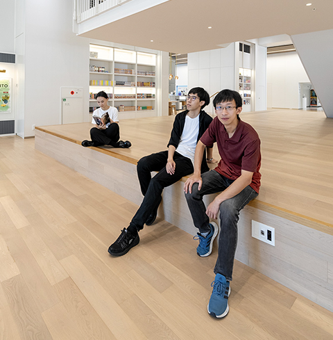 董 令徳（写真右）